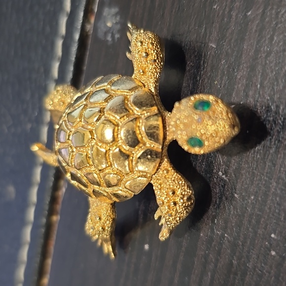 Gold tone turtle π’ brooch with emerald eyes. - Picture 2 of 5